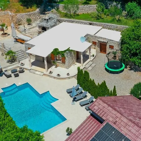Beautiful Mia With Pool In فيلة *