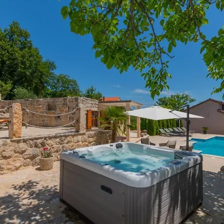 Beautiful Mia With Pool In ماكارسكا