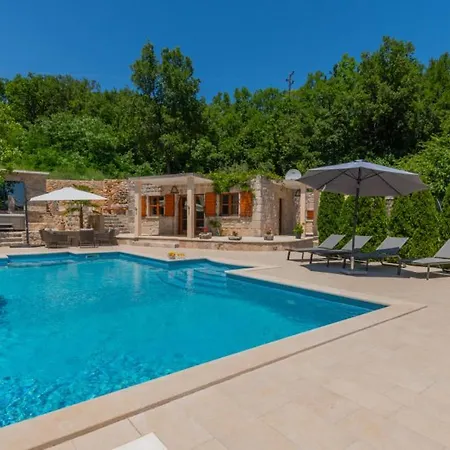 Beautiful Mia With Pool In ماكارسكا